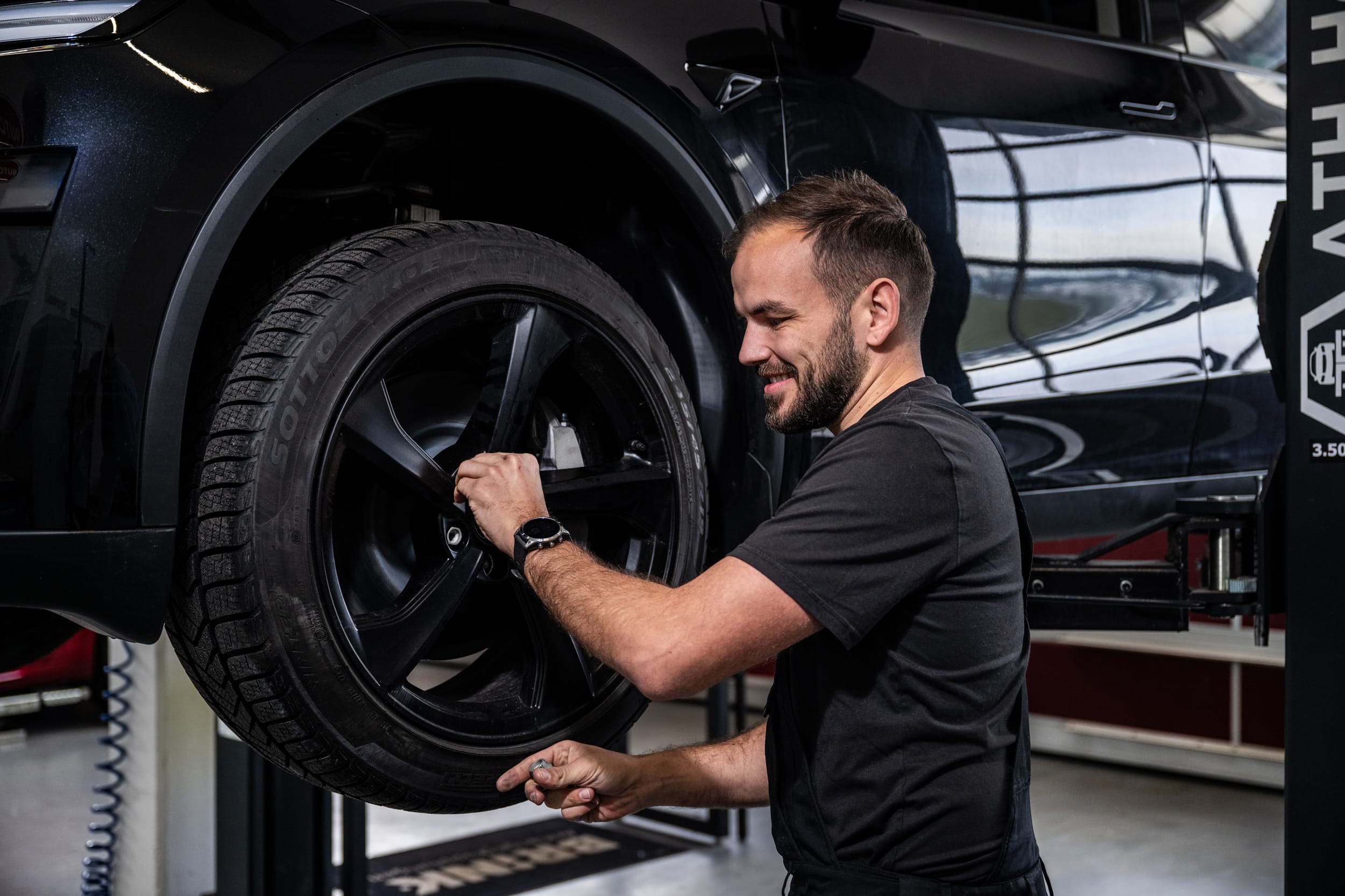 Garagist am montieren eines Rades in der Tesla Garage deiner n&auml;he