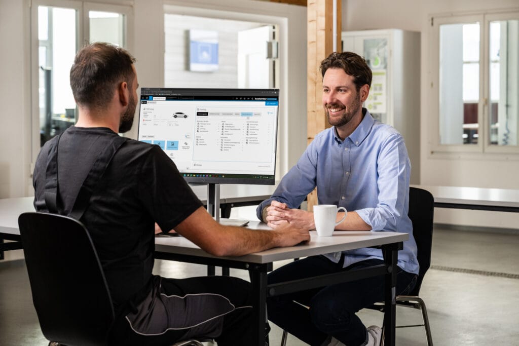 Beratung im B&uuml;ro der freien Tesla Garage